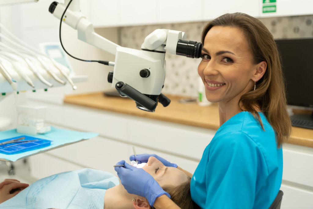 Leczenie stomatologiczne pod mikroskopem Augustyn Stomatologia i Medycyna Krapkowice Głogówek Zdzieszowice Gogolin Otmęt